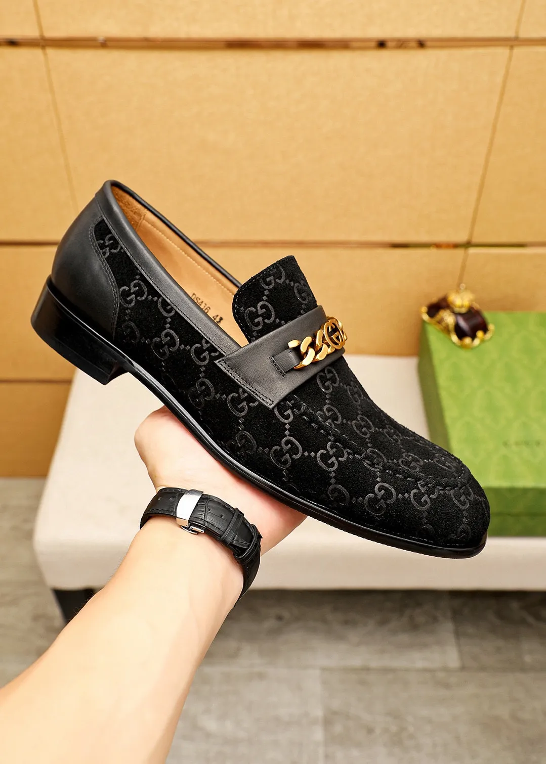 Men's shoes 💰460 💐 Product trademark: GUCCI "Gucci" casual leather shoes Regular size: 38-44 (45.46.47🉑️Customized) Product materials: Selected imported first-layer frosted calfskin embossed upper + classic hardware buckle, imported cowhide leather lining. Strong three-dimensional visual effect, combined outsole Color: 1⃣️color optional